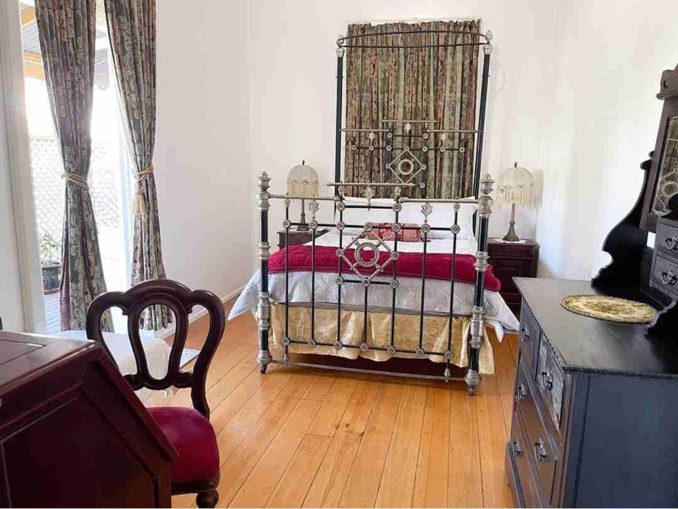 The Old Station Masters House Qld Bed & Breakfast *